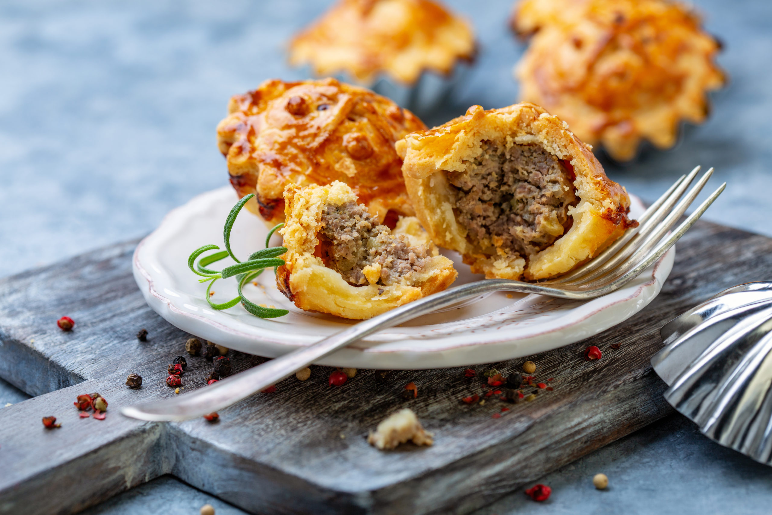 Gefüllte Mini-Kuchen aus Blätterteig gefüllt mit Hackfleisch und Manuka ...